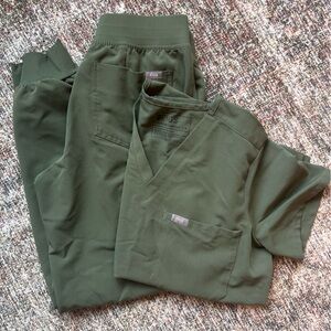 Figs “The Set” with joggers in MOSS